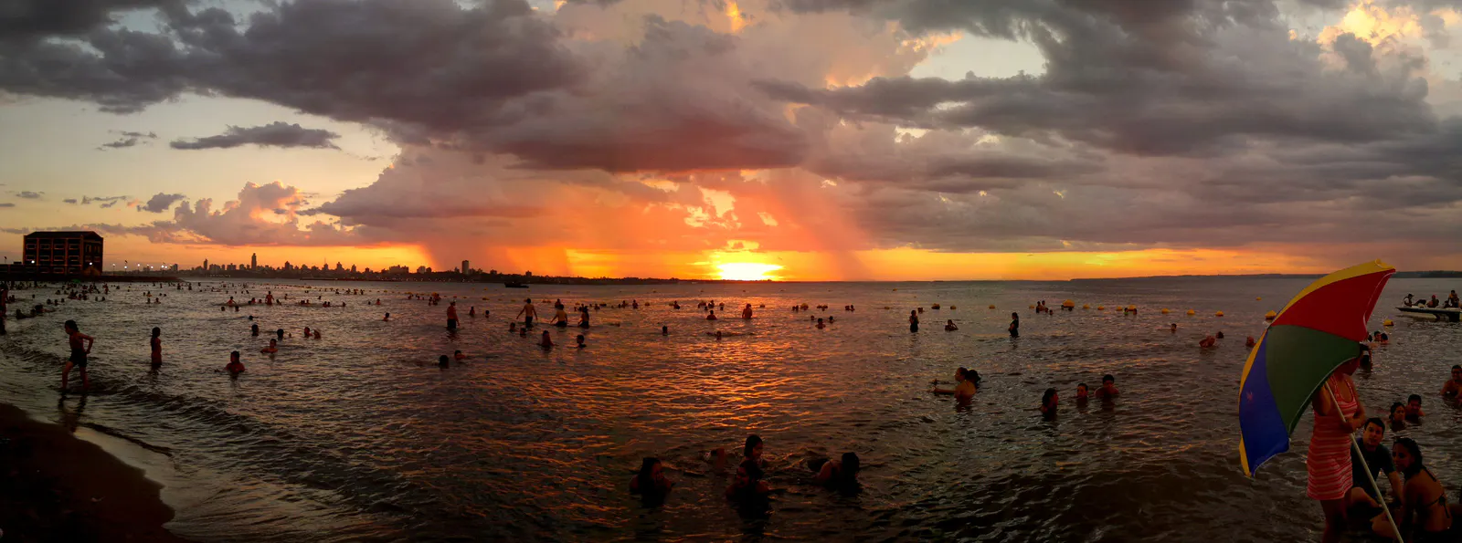 Pôr do sol sobre o rio Paraná nas praias da Costanera de Encarnación